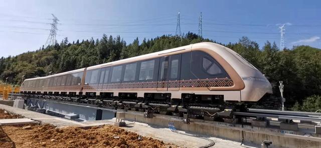全球首个“磁浮+文化+旅游”专列试跑成功 凤凰磁浮开启忠旺之“铝”